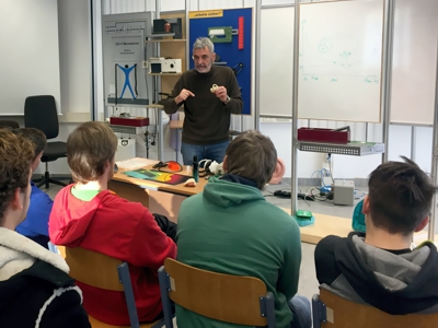 Dozent Günther Schmid klärt die Schüler über Gehörschutz auf